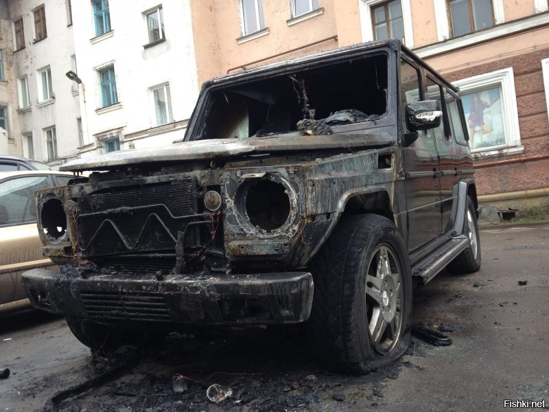 Автохам из Владивостока: молодой парень на «Гелике» объехал пробку по тротуару