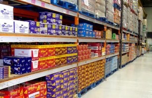 В супермаркетах не встречал, а в гипермаркетах (Ашан, Метро)- да.