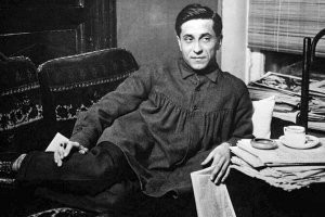 - Ты читаешь мои рассказы, но делаешь это без уважения...