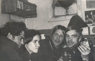 В младые годы работал судовым радистом.
Каюта с двумя иллюминаторами, которые из-за жаркой погоды на ночь были открыты.
Ночью загрузились и рано утречком отошли от причала.
Когда развернулись бортом к волне, одна из них захлестнула прямо в иллюминаторы, окатив меня спящего под ними. 
Пробуждение было не самым приятным...
На фото видно один из них.