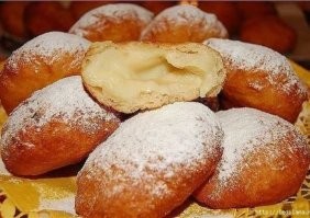 Самые вкусные пончики в моей жизни, я ел в г.Тбилиси в кафе на одном из центральных проспектов. Не знаю, как сейчас обстоит дело, но тогда  горожане советовали туристам эти пончики, как одну из достопримечательностей. Пончики начинялись заварным кремом и жарились во фритюре.