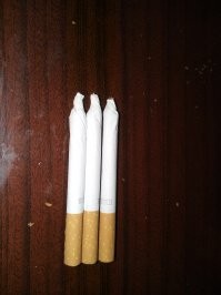 По длине чуть короче стандартных сигарет из-за закрутки, чтобы табак не высыпался. Туба изначально равна длине дешёвых сигарет, но если не завернуть кончик, табак просыпаться может. Фильтр действительно короткий, длинный отдельно покупается вместе с бумагой, но там более заморочено крутить, чем готовые тубы набивать. Набивка зависит от того, кто набивает. Мне нравятся плотные. Выкуривается быстрее заводских сигарет, но вкус лучше многих из-за натурального табака.