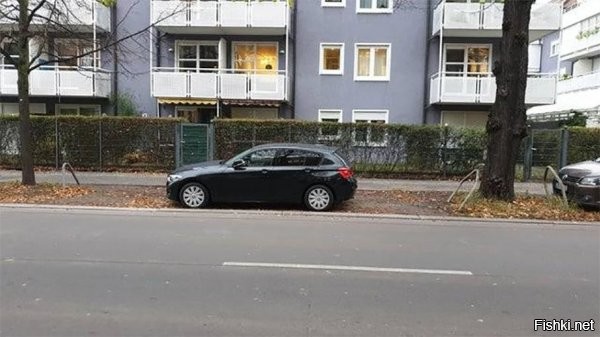 На фото Германия и тут такой способ парковки допустим(если ни кому не мешаешь)... Ибо места для парковки тут очень впритык.