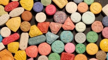 Мать-алкоголичка заперла на 5 дней маленького сына без света и еды и ушла пить