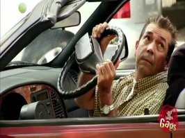 Неловкий момент: пилот потерял руль, когда ехал на полной скорости по трассе в Макао