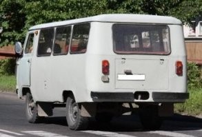 У меня был Томский ТАРЗ (индекс не помню). Абсолютно непрактичная компоновка. Задняя дверца по типу Черниговского ЛЭК. Маленькая и неудобная. Погрузка и разгрузка только через пассажирскую дверь. Заводской кузов гниёт. Полностбю меняли боковины.
ГАИшник на техосмотре знакомых звал посмотреть на чудо автомобилестроения.
А так - просто бортовой УАЗик с нарощенной будкой.