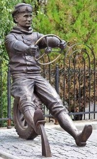 Подумаешь, тут у человека машину на ходу разворовали, а он рулить продолжает...
