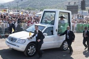 10. Карета, сделанная специально для Папы Климента XI в период папства с 1700-1721 гг.

Прикольный Папамобиль. А вот современный. Как видим, Папы до сих пор не желают ездить на общественном транспорте, им подавай свой персональный пепелац.