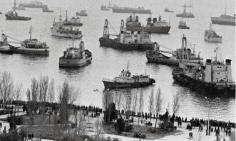 Служил я в ККф на береговой базе электронной разведки, что на берегу озера Ганлы гёль в окружении Ясамальского кладбища.
В "чёрный январь" 1990 г  вместе с судами "Каспнефтефлота" блокировали бухту.
Дело было сугубо "добровольное":
пришли представители Народного фронта и настойчиво "посоветовали", сказав, что им известны адреса наших родственников в городе. 

Не знаю, может с Баилово и вывезли что, но вот на Зыхе, на базе на мысе Султан, что за пивзаводом, были огромные подземные склады и там многое что осталось. 
Там еще размещался отряд боевых пловцов и у берега валялись подводные буксировщики "Тритон" и стояли штабели ящиков со снарядами для скорострельных пушек. 
Да и у Наргена кое что осталось.