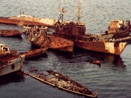 Служил я в ККф на береговой базе электронной разведки, что на берегу озера Ганлы гёль в окружении Ясамальского кладбища.
В "чёрный январь" 1990 г  вместе с судами "Каспнефтефлота" блокировали бухту.
Дело было сугубо "добровольное":
пришли представители Народного фронта и настойчиво "посоветовали", сказав, что им известны адреса наших родственников в городе. 

Не знаю, может с Баилово и вывезли что, но вот на Зыхе, на базе на мысе Султан, что за пивзаводом, были огромные подземные склады и там многое что осталось. 
Там еще размещался отряд боевых пловцов и у берега валялись подводные буксировщики "Тритон" и стояли штабели ящиков со снарядами для скорострельных пушек. 
Да и у Наргена кое что осталось.