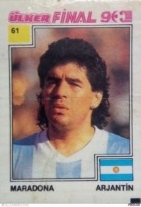 Знакомство со звездами футбола начиналось с вкладышей. Каждый во дворе называл себя кем-то из них. Лучшего игрока дворового футбола звали конечно Марадона.