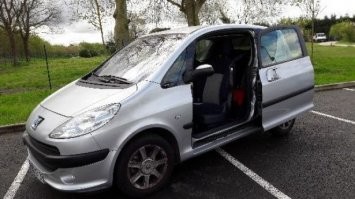 Необычно для своего времени. Сдвижные передние двери были реализованы в начале нулевых в Пежо 1007. А вот задняя часть очень сильно напоминает АМС Gremlin, который появился немного позже ИЖа.