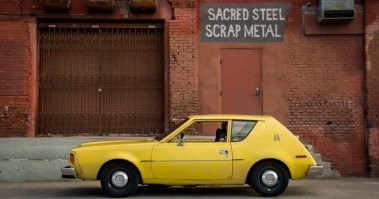 Необычно для своего времени. Сдвижные передние двери были реализованы в начале нулевых в Пежо 1007. А вот задняя часть очень сильно напоминает АМС Gremlin, который появился немного позже ИЖа.