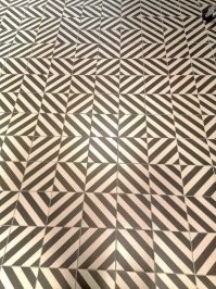 У меня в ближайшей пятёрочке пол так выложили , я сам плиточник с двадцатилетним стажем но я  с.у.к.а.  понять не могу что у людей в голове  ?  Я даже в него заходить перестал.