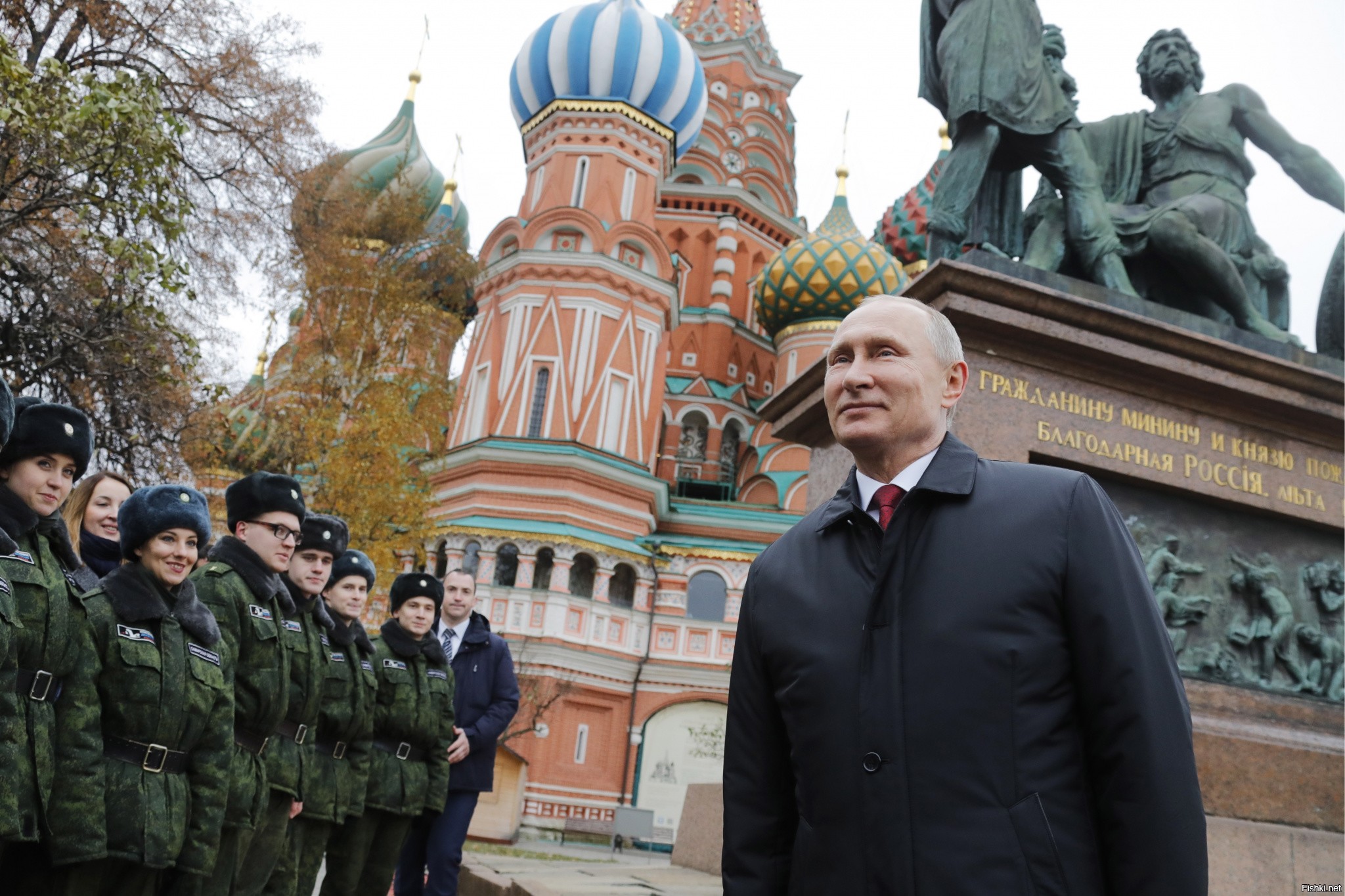 04 ноября 2023. Путин возложил цветы к памятнику Минину и Пожарскому. Владимир Путин возложил цветы Минину и Пожарскому. Путин возлагает цветы к памятнику Минину и Пожарскому в Москве. Возлагает цветы Минину и Пожарскому Путин 4 ноября.