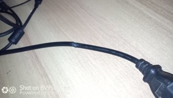 Не знаю насчет первого фото, но на втором мой собственный кабель.Сетевой, просто перегорел, без всяких изгибов, надавливаний и т.п.