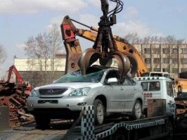 Автомеханики из Донецка собирают огромных роботов из металлолома