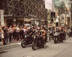 дорогой автор
вот скажи честно, если на фотографии видно Sydney Lunar Festival
везде видно 19 год
а на куртках #NOTYOURVALENTINE
хештаг !!!
и при первом же поиске в гугле:
#NotYourValentine: Controversial Brand Honey Birdette Lingerie Flashmob Takes To Sydney
и куча фотографий в Сиднее в 2019 году, включая ту фотку что ты здесь повесил
как это превратилось в США 1979 год? 

кстати, найди здесь хотя бы один Харлей, пожалуйста: