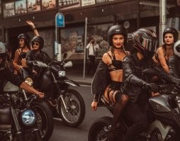 дорогой автор
вот скажи честно, если на фотографии видно Sydney Lunar Festival
везде видно 19 год
а на куртках #NOTYOURVALENTINE
хештаг !!!
и при первом же поиске в гугле:
#NotYourValentine: Controversial Brand Honey Birdette Lingerie Flashmob Takes To Sydney
и куча фотографий в Сиднее в 2019 году, включая ту фотку что ты здесь повесил
как это превратилось в США 1979 год? 

кстати, найди здесь хотя бы один Харлей, пожалуйста: