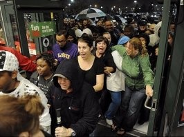 Вот этой фото, как минимум, 10 лет.
В остальном, весёлые давки давно ушли в прошлое, а продажи перешли в интернет.