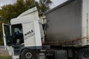 ""В Башкирии стала известна личность 17-летнего парня, погибшего в ДТП с грузовиком на трассе в Туймазинском районе. С июня текущего года житель села Михайловка Руслан Х. числился без вести пропавшим: тогда в полицию обратилось руководство общежития, в котором и проживал молодой парень. Спустя три месяца Руслан все же нашелся – в отделении реанимации, где и скончался через несколько часов.
Как рассказала подруга погибшего подростка, близких людей у Руслана было немного. Еще в детстве его мать и отца лишили родительских прав, и мальчик воспитывался в приюте в Михайловке, а потом поступил в агропромышленный колледж и жил там в общежитии.
- Из родных у него была только старшая сестра, они были близки между собой, - рассказывает Карина. Руслан всегда был очень добрым и отзывчивым парнем, приходил всем на помощь. Он занимался спортом, не пропускал ни одной утренней пробежки. А еще он просто обожал автомобили – всегда мечтал о собственной автомойке. Он вообще часто рассуждал о свободе и красивой жизни. А потом, когда в начале мая, после окончания учебы, он неожиданно пропал, мы потеряли с ним связь и не знали – где он и чем занимается.
О том, что Руслан числился пропавшим, подтвердили и в руководстве колледжа. Оказывается, парень уже не впервые заставляет всех понервничать. В прошлом году Руслан также неожиданно исчез, и лишь через несколько месяцев его отыскали в Туймазах. В этот раз парень снова поехал в Туймазинский район, но что там он искал – пока неизвестно.
- В последнее время он скрытный был, а потом вообще все аккаунты из соцсетей удалил, даже ни одной фотографии на память не сохранилось, - сокрушается подруга погибшего подростка.
Руслана Х. похоронят сегодня, 11 сентября. Руководство колледжа организовало и похороны, и поминки. Все признаются, что случившееся – настоящий шок для всех.
- Я не верю, что его больше нет. Что больше никогда не увижу, не смогу поговорить, написать… Пусть земля ему будет пухом, - скорбят знакомые подростка...""