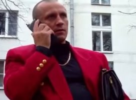 Смоленский депутат прогулялся по городу в малиновом костюме и стал мемом