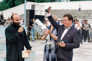 и со всеми в дружеских отношениях был,под всех прогнулся,от коммунистов до террористов