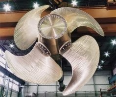ледовый винт имеет съемные лопасти
Делается это для оперативной замены погнутой льдами лопасти
Если лопасть утрачена полностью на чистой воде, через полгода после ремонта - это однозначно косяк судоремонтников (если болтовое просто открутилось), либо изготовителей гребного винта (если отломалось "у корня").
Но запасная лопасть ДОЛЖНА БЫТЬ НА СУДНЕ
У нас винты делает АО "ЦС Звездочка"