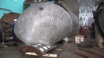 ледовый винт имеет съемные лопасти
Делается это для оперативной замены погнутой льдами лопасти
Если лопасть утрачена полностью на чистой воде, через полгода после ремонта - это однозначно косяк судоремонтников (если болтовое просто открутилось), либо изготовителей гребного винта (если отломалось "у корня").
Но запасная лопасть ДОЛЖНА БЫТЬ НА СУДНЕ
У нас винты делает АО "ЦС Звездочка"