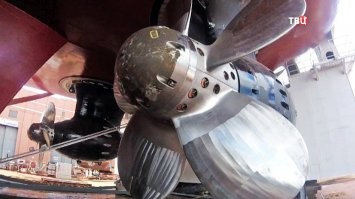 ледовый винт имеет съемные лопасти
Делается это для оперативной замены погнутой льдами лопасти
Если лопасть утрачена полностью на чистой воде, через полгода после ремонта - это однозначно косяк судоремонтников (если болтовое просто открутилось), либо изготовителей гребного винта (если отломалось "у корня").
Но запасная лопасть ДОЛЖНА БЫТЬ НА СУДНЕ
У нас винты делает АО "ЦС Звездочка"