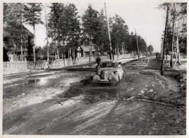 это мой родной пос.Ульяновка(Саблино)тосненский район. в 1941 году в нашем поселке стояли немцы и жили в домах. дом который на фото первый слева до сих пор так и стоит .