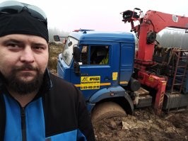 ПФ... Кроссовочки они испачкали...  Котик у них грязный...