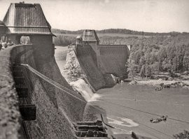 Операция Chastise (англ. chastise «наказание», «порка»)   кодовое название авиационного удара по плотинам в Германии 17 мая 1943 года с использованием специально разработанных «прыгающих бомб». Авианалёт был совершён 617-й эскадрильей Королевских ВВС, впоследствии известной как разрушители плотин (англ. Dambusters). В результате налёта плотина на Мёне была частично разрушены, что вызвало затопление Рурской долины и деревень в долине Эдера.
В результате затопления Рурской долины погибло от 1200 до 1600 гражданских лиц.
Под дамбой находились бараки с русскими военнопленными 500 человек (только женщины), которые на ночь закрывали. Все до единой погибли. 
Немцы даже музей открыли в Нехаме с фотографиями погибших женщин.