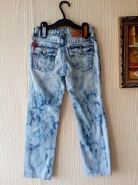 в начале перестройки белые каски у нас носило начальство и я
тёмные каски работяги разобрали, как менее маркие, а мне досталась белая
ещё и робу новую под "варёнку", модную тогда, сделал
пришОл в ночь на смену, в цеху паника была -- проверка!