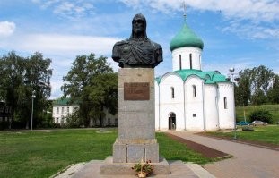 Памятник  Александру Невскому в Переславле-Залесском.
Спасо-Преображенский  собор, где крестили Александра.