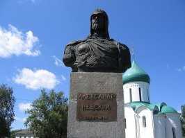 Памятник  Александру Невскому в Переславле-Залесском.
Спасо-Преображенский  собор, где крестили Александра.