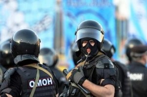 Хе-хе. Международный терроризм то не дремлет. Если полицаи будут показывать свои хари, то их вычислят террористы и потом придут к ним домой делать секир-башка. Поэтому хари должны быть скрыты, а кто их покажет, тот сядет в тюрягу. А если не видно хари полицая, то он анонимный и наказать его, в случае чего, будет невозможно. В общем, правящий класс защищает своих холуев-полицаев и делает их неприкасаемыми.
Вот россиянинские полицаи - в масках, чтобы не светить харей.