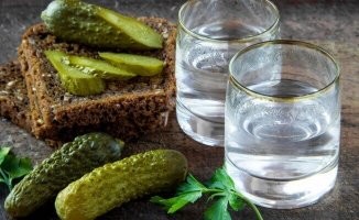 Довелось как то пробовать качественный самогон вот с такой закусью, но там ещё бвд мед...
На хлеб поливался жидкий мед, сверху огурчик солёный... 
Рюмашку хлоп, этим закусил... 
Штука на любителя, но я этим любителем и оказался...