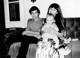 Это - младший. 
Вот - старший