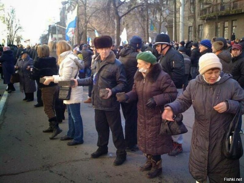 Тетка моей жены, тогда еще предпенсионного возраста, аж до визга поддерживала майдан. С нами не хотела на русском языке говорить, назло только на украинском. Чего только не наслушались от нее, в чем только нас не обвиняла, вплоть до того, что русские самолеты Житомир бомбили. Причем, она - русская по национальности. 
Прошло немного времени, с работы ее выпиндели, квартиру в городе на пенсию содержать не смогла, переехала в село в старую хату своей умершей матери. Сейчас звонит и жалуется (уже давно на русский перешла), что пенсии ни на что не хватает, а недавно у нее соседи по ночам дрова стали пи.з.дить. 
Позволю себе напомнить про старух, заготавливающих булыжники на майдане и приносивших пирожки на майдан. Сейчас они все слезами горькими плачут.