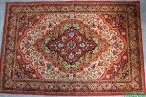 Бъёнсе сама по себе Бъёнсе, но она решила запечатлеться на фоне исторического величия. И величие поглотило Бъёнсе, превратив её в абитуриентку из Саратова. То же самое происходит со всеми кто пытается запечатлеться на фоне Абсолютного Величия.