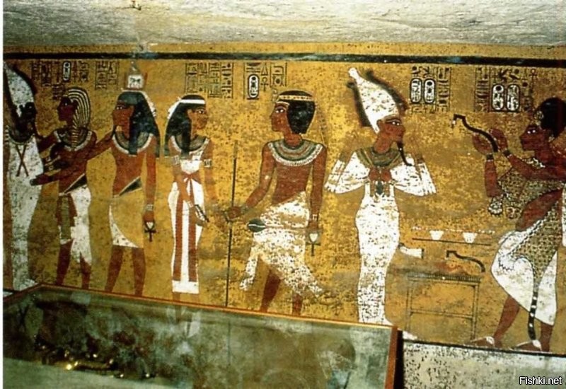 3)В Древнем Египте женщины носили тонкое рубаховидное одеяние на бретельках, которое начиналось под грудью, оставляя ее открытой. С 3000 года до 2000 года до нашей эры главной и единственной модной тенденцией была полностью открытая грудь.

На фресках в храмах и гробницах женщины обычно изображены в одежде с закрытым верхом. Хотя, не исключено, что в определённых социальных группах - шлюхи, танцовщицы, сельские простолюдинки - практиковался минимализм в одежде