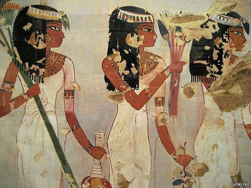 3)В Древнем Египте женщины носили тонкое рубаховидное одеяние на бретельках, которое начиналось под грудью, оставляя ее открытой. С 3000 года до 2000 года до нашей эры главной и единственной модной тенденцией была полностью открытая грудь.

На фресках в храмах и гробницах женщины обычно изображены в одежде с закрытым верхом. Хотя, не исключено, что в определённых социальных группах - шлюхи, танцовщицы, сельские простолюдинки - практиковался минимализм в одежде