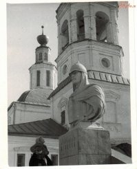 вот такую вещь купил на прошлой неделе в Сергиевом Посаде... напомнила мне бюст, который у нас во Владимире теперь заменили каким-то бронзовым новоделом...