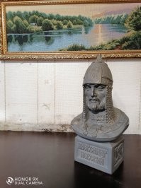 вот такую вещь купил на прошлой неделе в Сергиевом Посаде... напомнила мне бюст, который у нас во Владимире теперь заменили каким-то бронзовым новоделом...