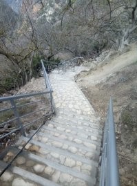 У нас так. И тоже все пишут - до моря 5 минут)) И ведутся же люди!))) Мало того. что море под обрывом - так ещё и ни транспорта, ни нормальных магазинов. ни воды. ни канализации. свет вырубает. Добро пожаловать на Фиолент))))