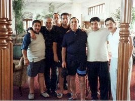 Второй слева Вахтанг Кикабидзе. Что он делает здесь с этими упырями?