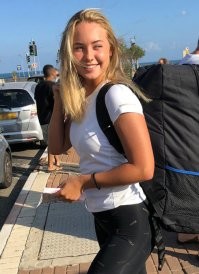 Первоклассники катают сумки на колесиках.
Вот выпускники носят.