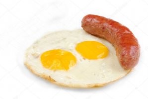 Мужчина чуть не погиб, когда обрезал крону высокой пальмы