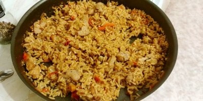 Сейчас меня дислайками закидать могут.
Кому обычный плов надоел.
Но достаточно интересно и вкусно получается если вместо морковки поджарить помидоры и сладкий перец.
Потом, добавить рис, залить кипятком, довести до кипения и поставить в духовку.
ХЗ как это назвать, но получается очень вкусно.